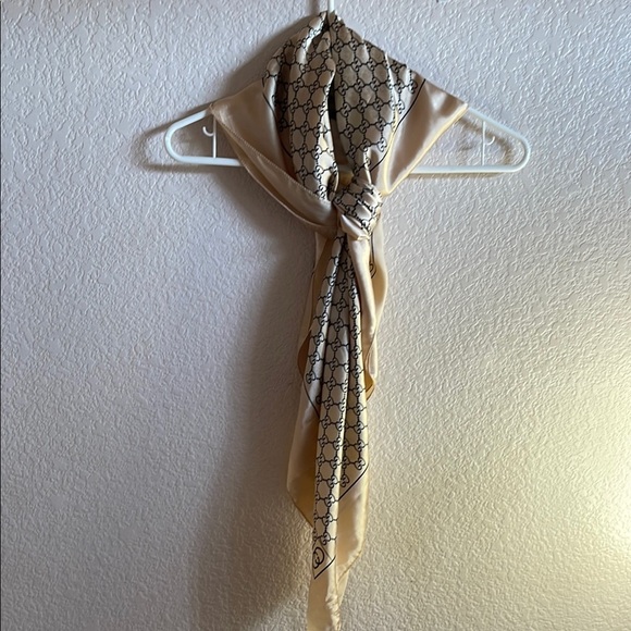 Chic Cream and Black Geometric Scarf - Picture 8 of 8